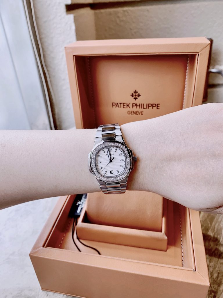 Đồng hồ Patek Philippe giá 2 triệu Nautilus nữ màu thép trắng 30mm (8)