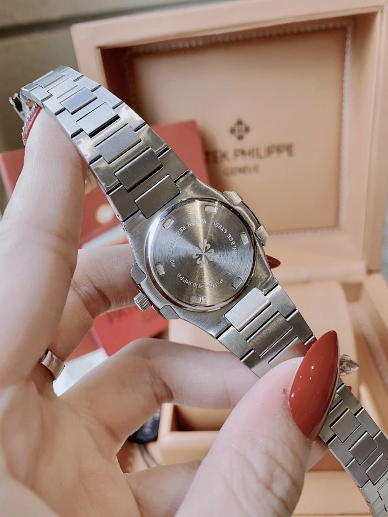 Đồng hồ Patek Philippe giá 2 triệu Nautilus nữ màu thép trắng 30mm (8)