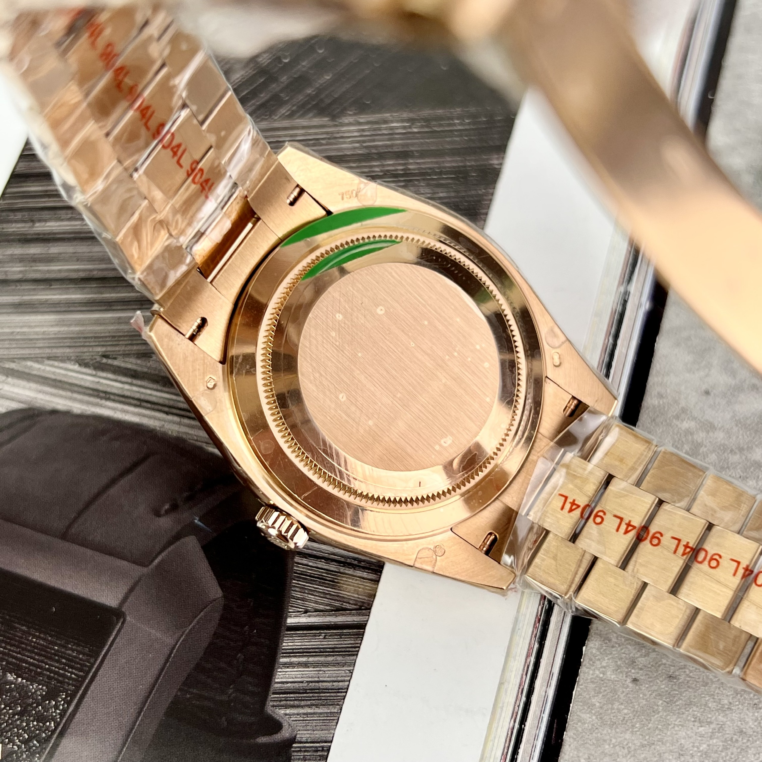 Đồng hồ Rolex Day-Date Replica 11 nam đính đá EW Factory 40mm (3) Đồng hồ Rolex Day-Date Replica 11 nam đính đá EW Factory 40mm (2)