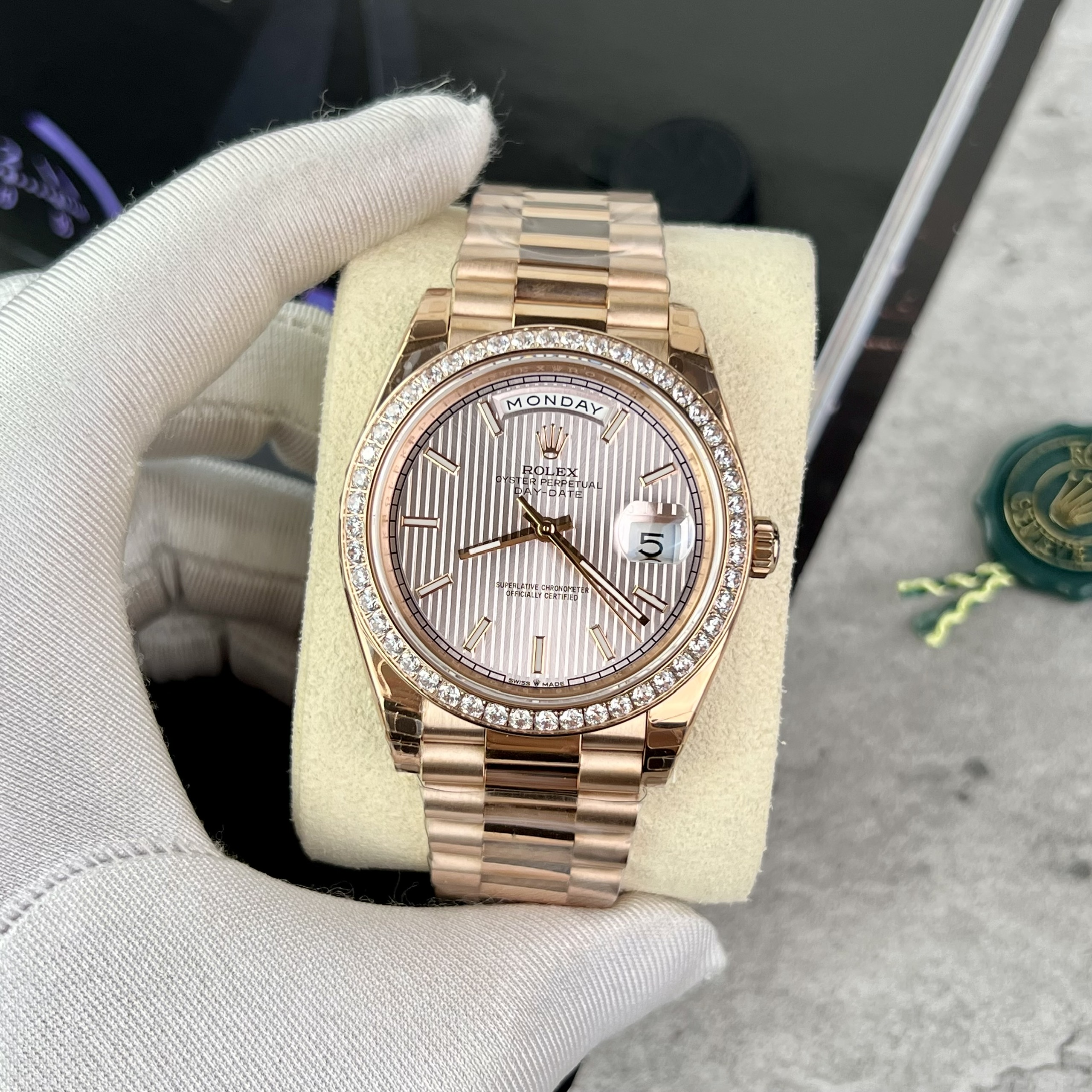 Đồng hồ Rolex Day-Date Rose Gold nam đính đá Replica 11 thụy sỹ 40mm (3) Đồng hồ Rolex Day-Date Rose Gold nam đính đá Replica 11 thụy sỹ 40mm (2)