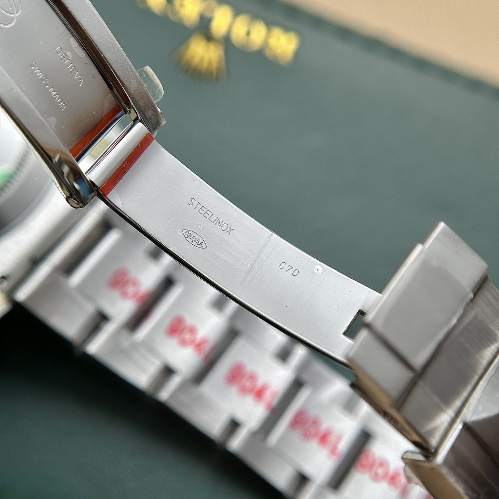 Đồng hồ Rolex Submariner Hulk màu xanh Rep 11 Thụy Sỹ Clean Factory 40mm (2)