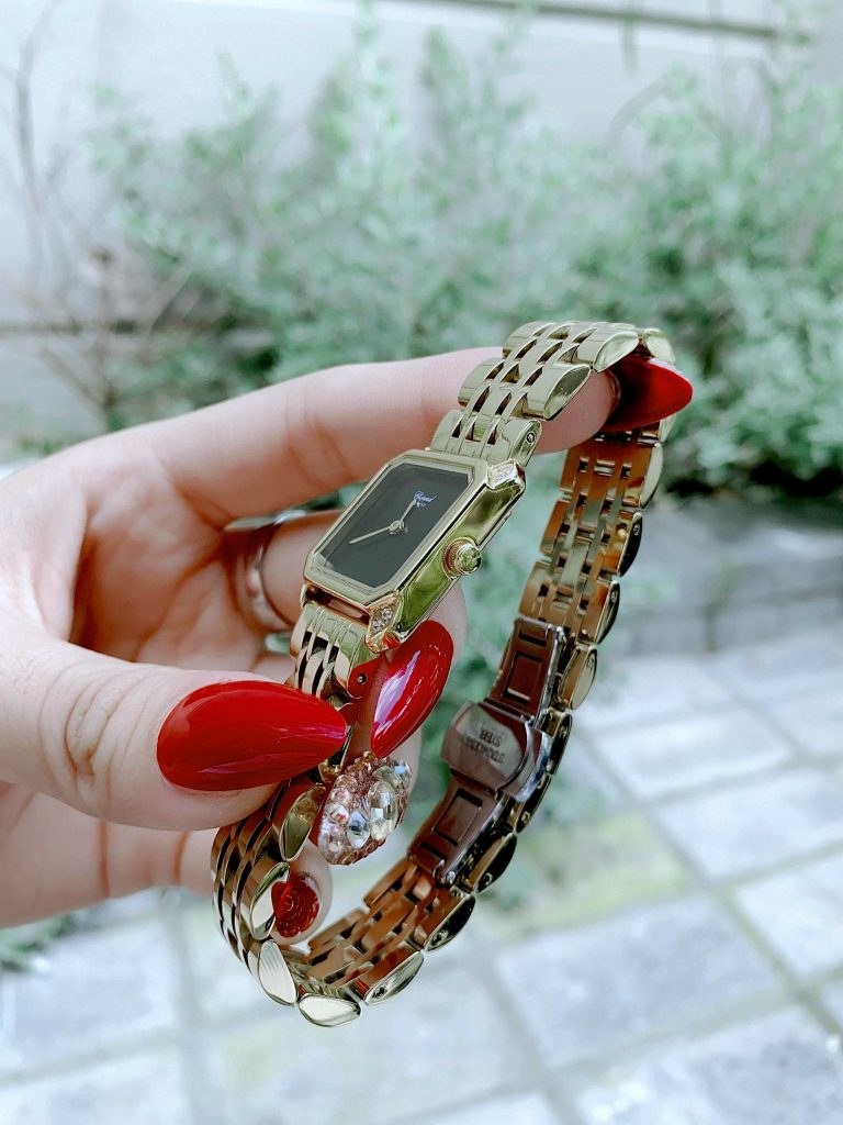 Đồng hồ nữ Chopard giá rẻ dây kim loại mạ vàng mặt vuông 30mm (1)