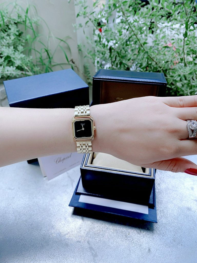 Đồng hồ nữ Chopard giá rẻ dây kim loại mạ vàng mặt vuông 30mm (1)