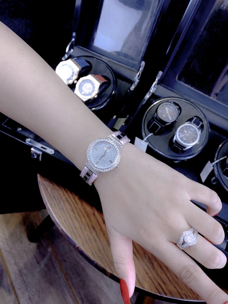 Đồng hồ nữ Guess Gala Like Auth dây ngọc trai mặt đính đá 30mm