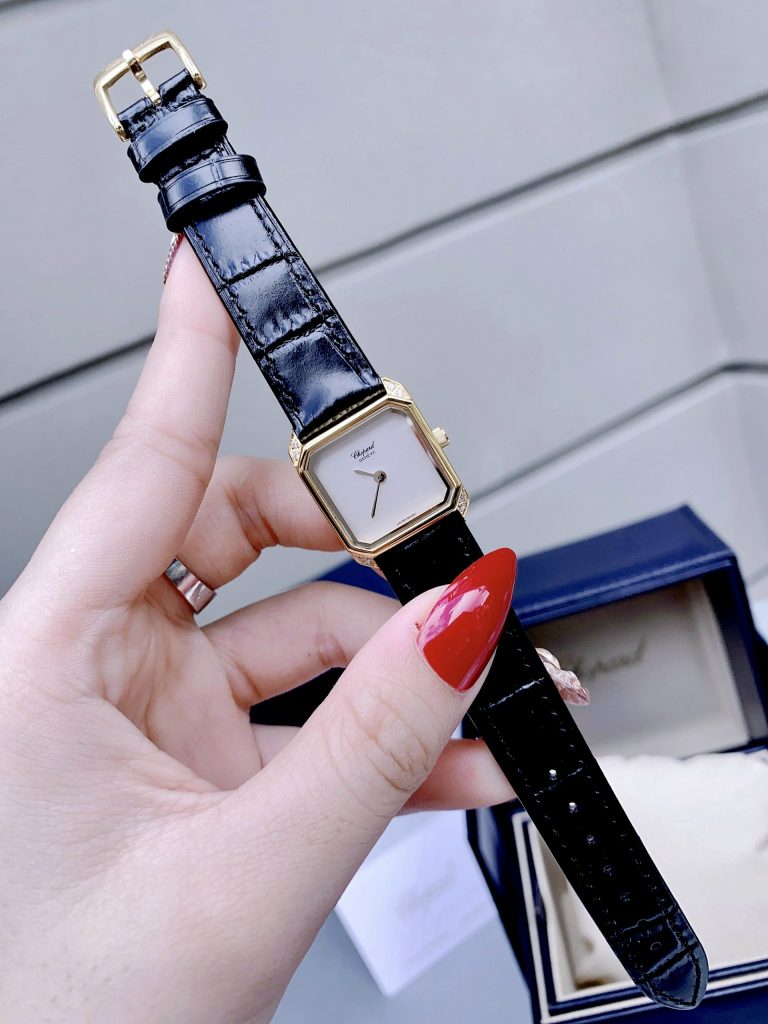 Đồng hồ nữ dây da Chopard siêu cấp mặt vuông mạ vàng 30mm (1)