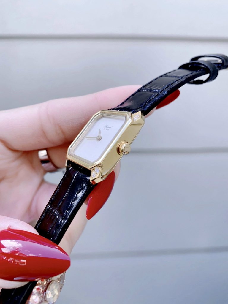 Đồng hồ nữ dây da Chopard siêu cấp mặt vuông mạ vàng 30mm (1)
