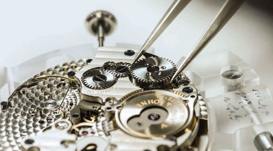 Lau Dầu Đồng Hồ Longines Giá Cả và Khi Nào Cần Bảo Dưỡng