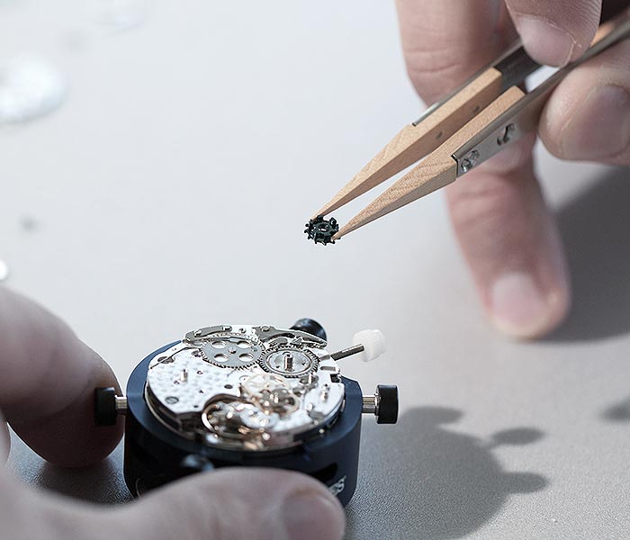 Lau Dầu Đồng Hồ Longines Giá Cả và Khi Nào Cần Bảo Dưỡng