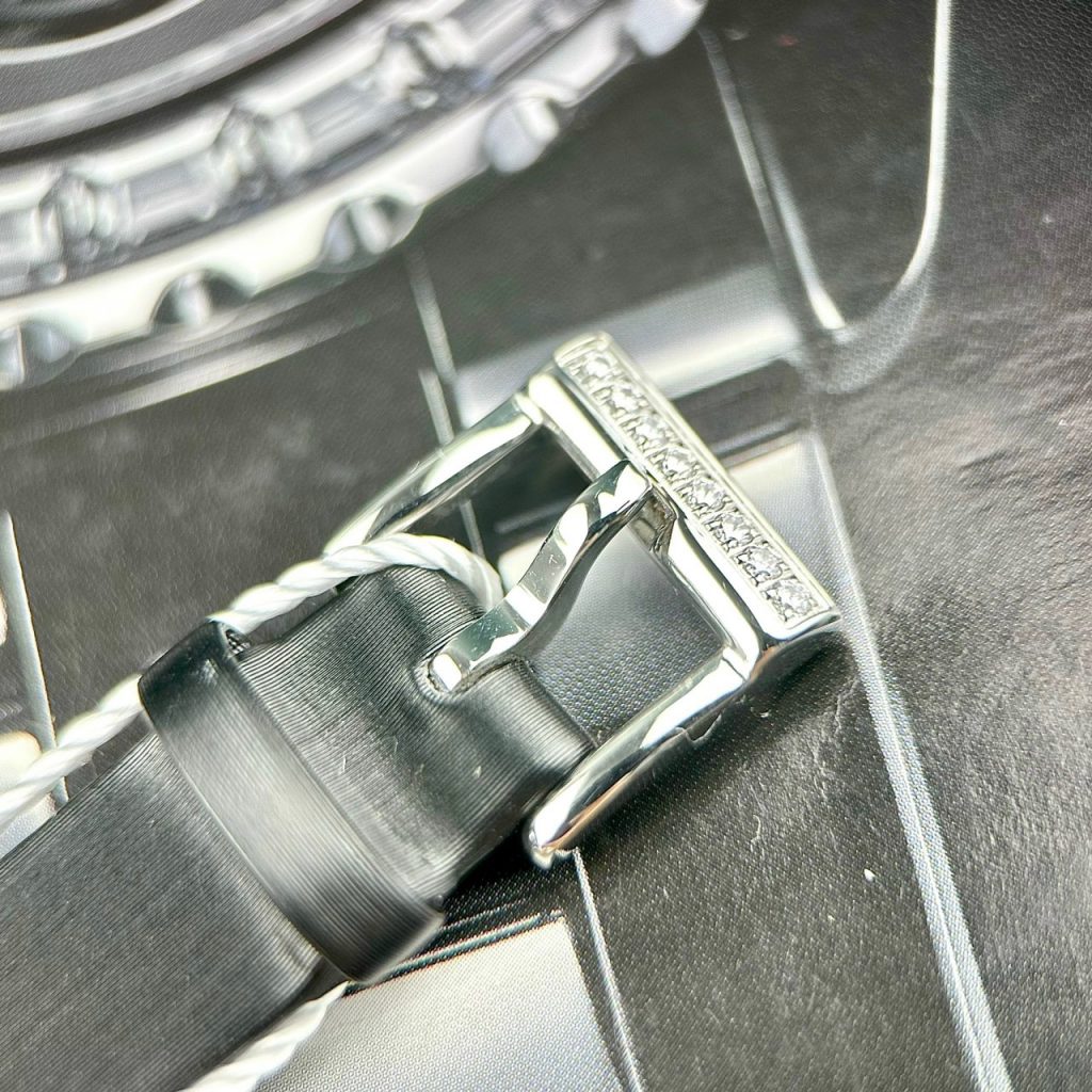 Đồng hồ Chopard L'heure Du Diamant đính đá mặt khảm xà cư Fake cao cấp 28x32mm (2)