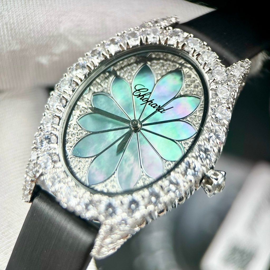 Đồng hồ Chopard L'heure Du Diamant đính đá mặt khảm xà cư Fake cao cấp 28x32mm (2)