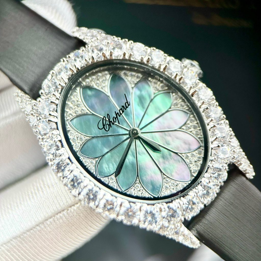 Đồng hồ Chopard L'heure Du Diamant đính đá mặt khảm xà cư Fake cao cấp 28x32mm (2)