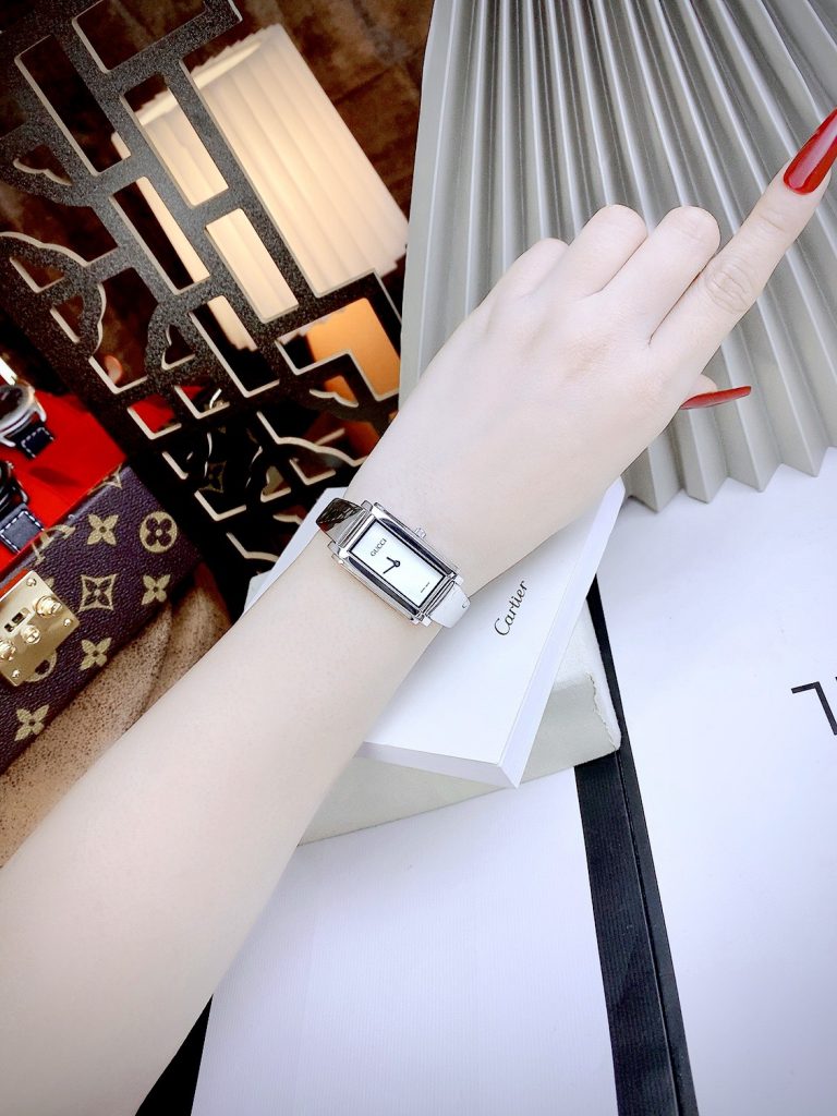 Đồng hồ nữ GUCCI HORSEBIT BRACELET 1500 YA015527 mặt trắng 37x21mm