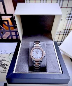 Chế Độ Bảo Hành 12 Tháng Lỗi 1 Đổi 1 Trong 7 Ngày Hỗ Trợ Bảo Hành Sản Phẩm Trọn Đời Miễn Phí Ship Hàng Toàn Quốc Nhận Hàng Được Kiểm Tra Trước Khi Thanh Toán Thông số kĩ thuật – Đồng hồ Burberry nữ mặt hồng Size mặt : 34mm Vỏ và khoá: thép không gỉ Bộ máy: Quartz Nhật Kính: Mineral Crystal Chống nước : 5ATM