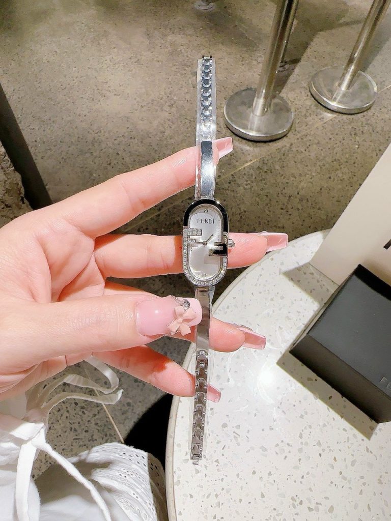 Đồng hồ Fendi Vertical nữ dây kim loại Like auth 15x30mm