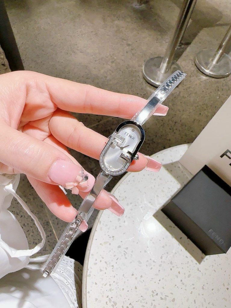 Đồng hồ Fendi Vertical nữ dây kim loại Like auth 15x30mm