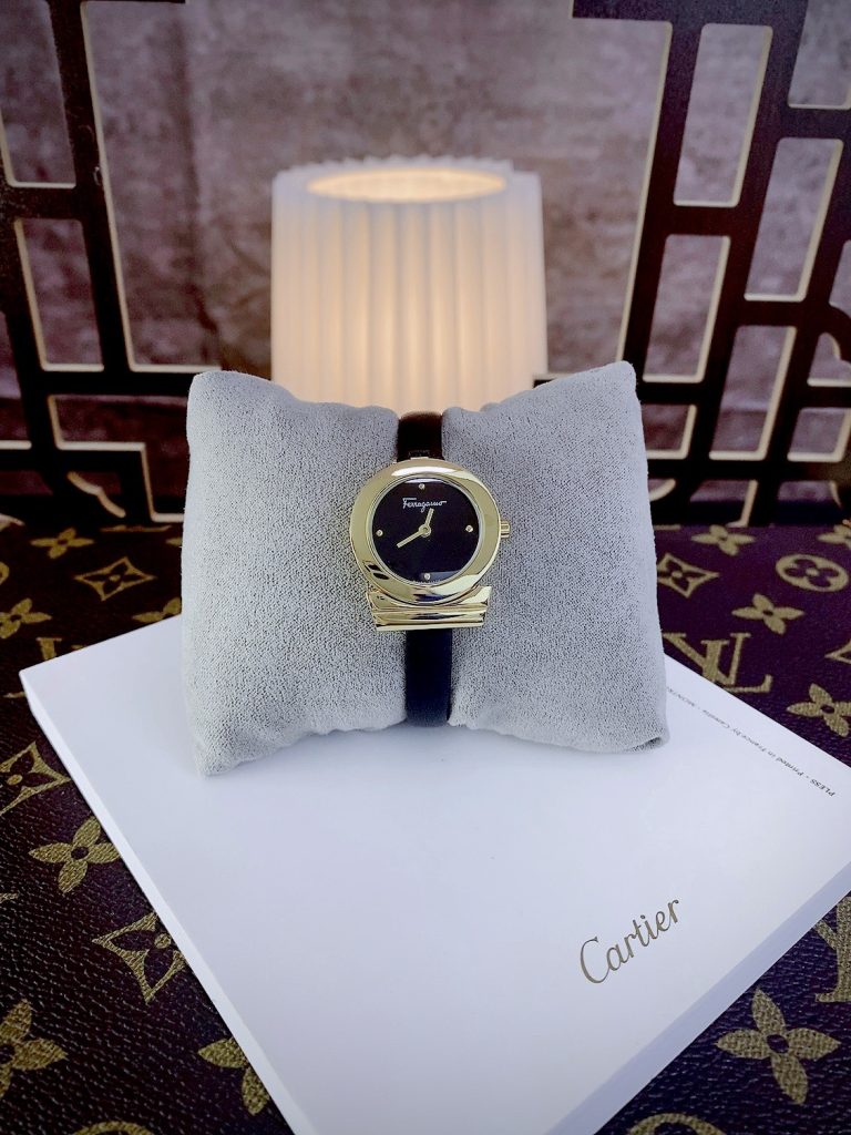 Đồng hồ Slvatore Ferragamo Gancino nữ dây da Super Fake 26mm