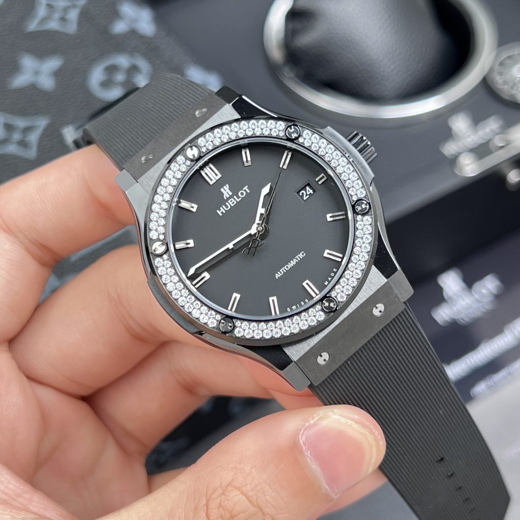 Đồng hồ Hublot chế tác Classic Fusion đính đá vỏ gốm đen 42mm (1)