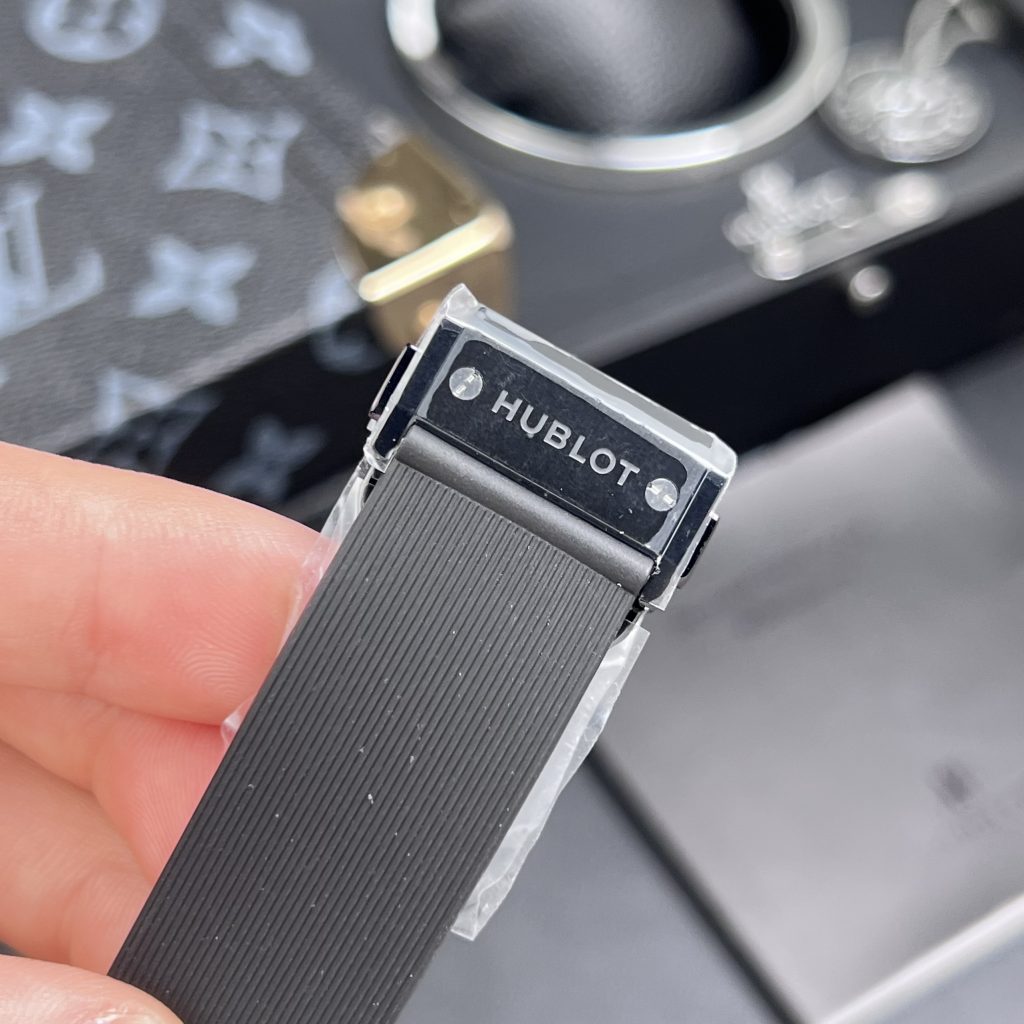 Đồng hồ Hublot chế tác Classic Fusion đính đá vỏ gốm đen 42mm (1)