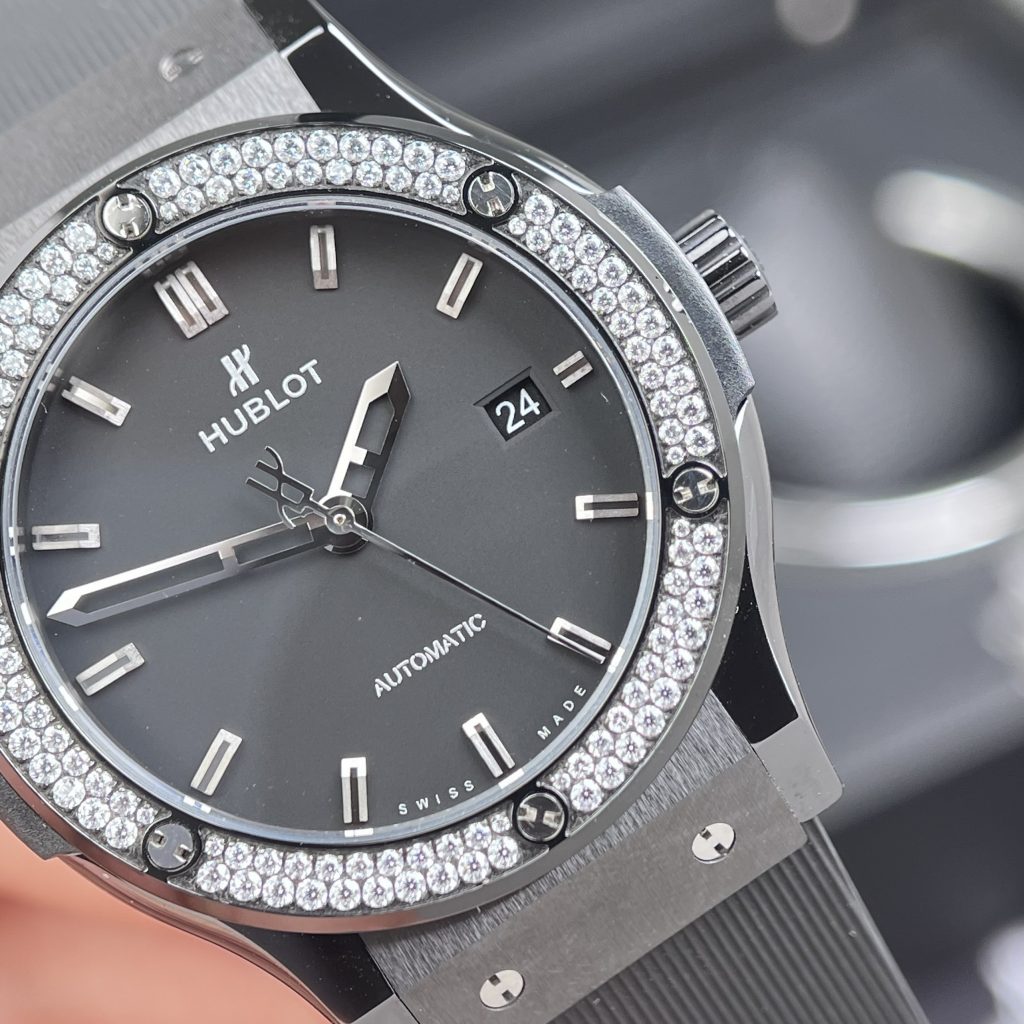 Đồng hồ Hublot chế tác Classic Fusion đính đá vỏ gốm đen 42mm (1)