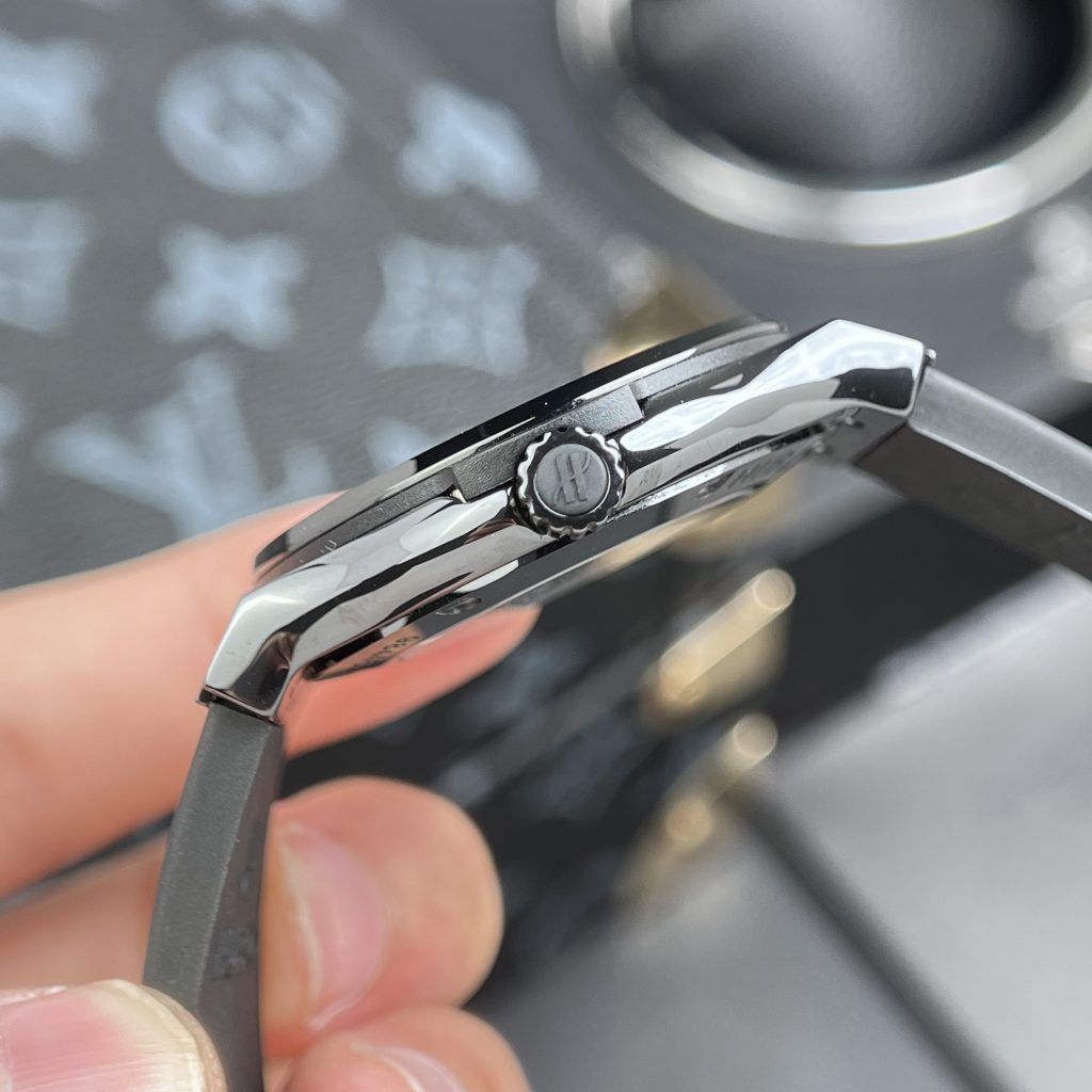 Đồng hồ Hublot chế tác Classic Fusion đính đá vỏ gốm đen 42mm (1)