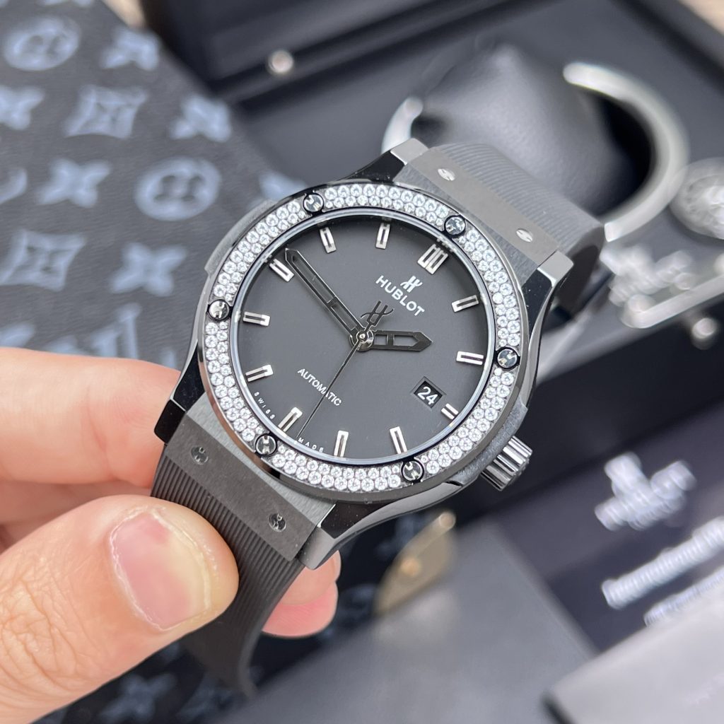 Đồng hồ Hublot chế tác Classic Fusion đính đá vỏ gốm đen 42mm (1)