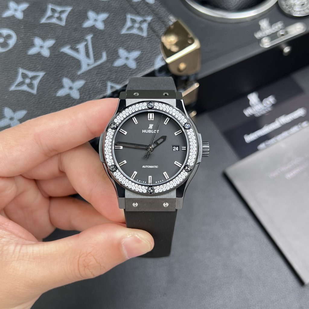 Đồng hồ Hublot chế tác Classic Fusion đính đá vỏ gốm đen 42mm (1)