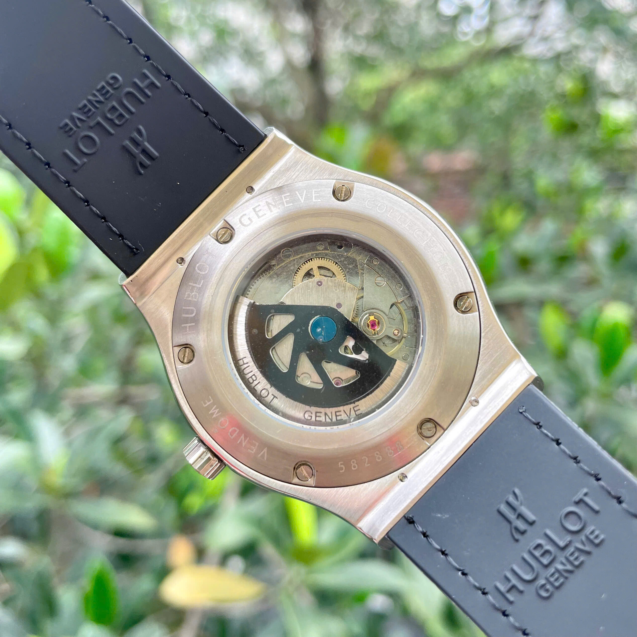 Đồng hồ Hublot nam đính đá baguette máy cơ Automatic Hublot Classic Fusion màu đen 42mm - DWatch (3) Đồng hồ Hublot nam đính đá baguette máy cơ Automatic Hublot Classic Fusion màu đen 42mm - DWatch