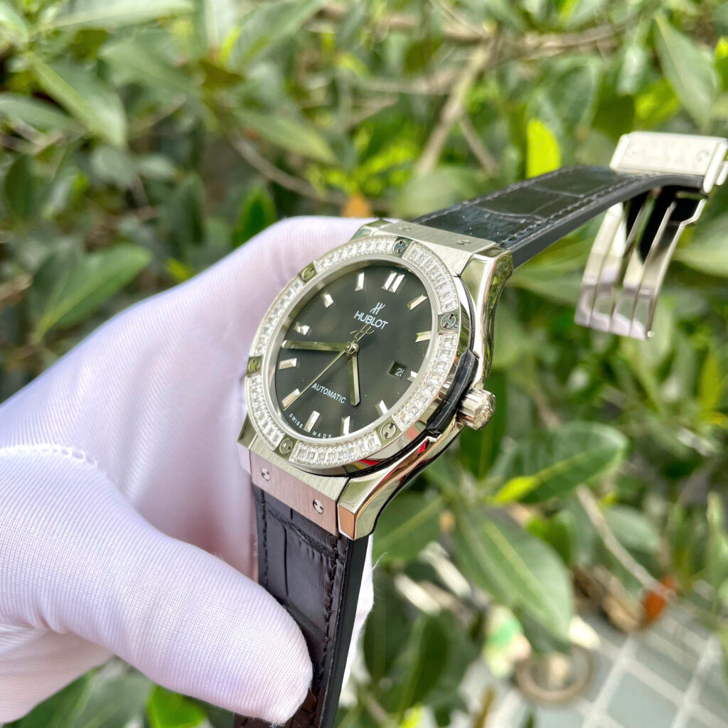 Đồng hồ Hublot nam đính đá baguette máy cơ Automatic Hublot Classic Fusion màu đen 42mm - DWatch