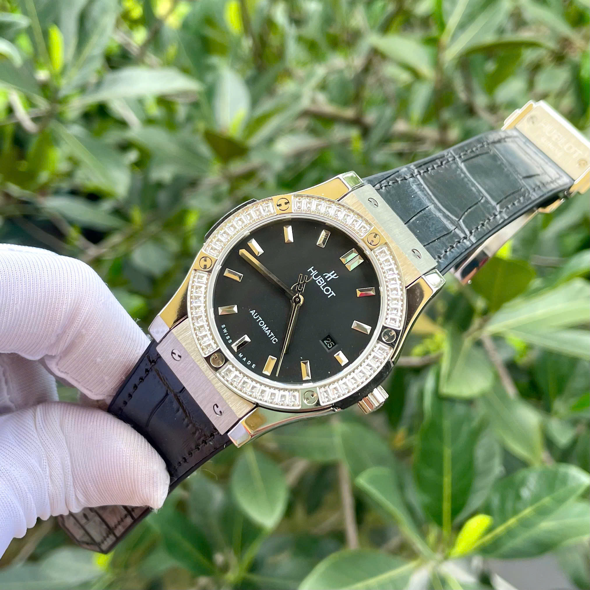 Đồng hồ Hublot nam đính đá baguette máy cơ Automatic Hublot Classic Fusion màu đen 42mm - DWatch (8) Đồng hồ Hublot nam đính đá baguette máy cơ Automatic Hublot Classic Fusion màu đen 42mm - DWatch