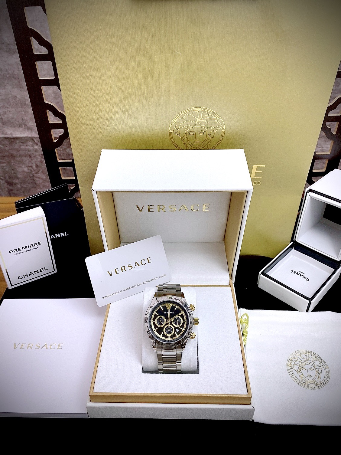 Đồng hồ Versace Chrono Classic VEV700419 dây kim loại nam tính lịch lãm Like auth 44mm (2) Đồng hồ Versace Chrono Classic VEV700419 dây kim loại nam tính lịch lãm Like auth 44mm