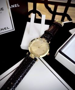 Đồng hồ Versace siêu cấp là một lựa chọn tuyệt vời cho những người phụ nữ muốn kết hợp giữa phong cách và chất lượng. Với thiết kế độc đáo và cá tính, cùng với chất liệu và công nghệ Thụy Sĩ, nó thực sự là một món phụ kiện đẹp mắt và đáng giá. Việc chọn một chiếc đồng hồ chế tác không chỉ là về việc xem giờ mà còn là về phong cách và cảm nhận cá nhân. Việc chọn mua một món đồ như đồng hồ có thể là một quyết định khá quan trọng. Nếu có bất kỳ thắc mắc nào hoặc cần thêm thông tin, bạn có thể liên hệ trực tiếp với đội ngũ DWatch để được tư vấn và hỗ trợ chi tiết hơn. Chúc bạn tìm được một chiếc đồng hồ ưng ý và phản ánh đúng phong cách và cá nhân của mình!