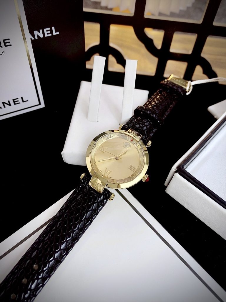 Đồng hồ Versace siêu cấp là một lựa chọn tuyệt vời cho những người phụ nữ muốn kết hợp giữa phong cách và chất lượng. Với thiết kế độc đáo và cá tính, cùng với chất liệu và công nghệ Thụy Sĩ, nó thực sự là một món phụ kiện đẹp mắt và đáng giá.

Việc chọn một chiếc đồng hồ chế tác không chỉ là về việc xem giờ mà còn là về phong cách và cảm nhận cá nhân.  Việc chọn mua một món đồ như đồng hồ có thể là một quyết định khá quan trọng. Nếu có bất kỳ thắc mắc nào hoặc cần thêm thông tin, bạn có thể liên hệ trực tiếp với đội ngũ DWatch để được tư vấn và hỗ trợ chi tiết hơn.

Chúc bạn tìm được một chiếc đồng hồ ưng ý và phản ánh đúng phong cách và cá nhân của mình!