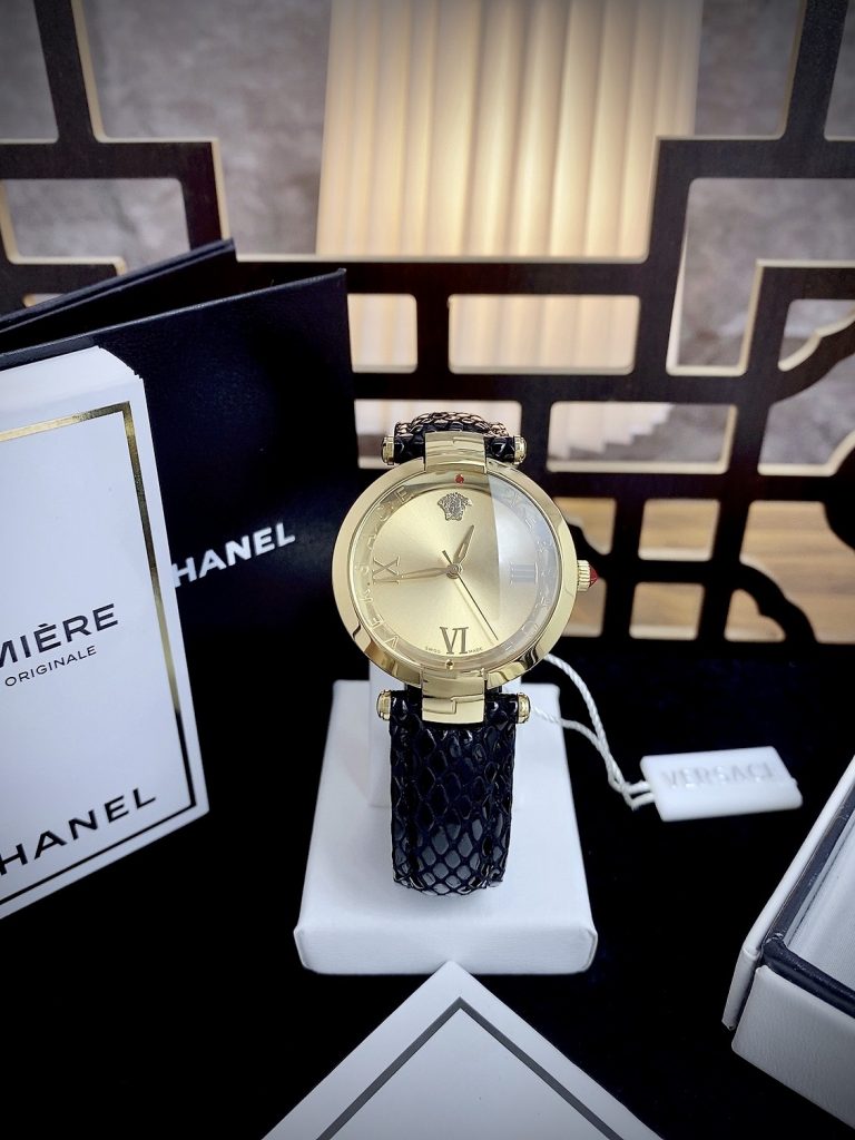 Đồng hồ Versace siêu cấp là một lựa chọn tuyệt vời cho những người phụ nữ muốn kết hợp giữa phong cách và chất lượng. Với thiết kế độc đáo và cá tính, cùng với chất liệu và công nghệ Thụy Sĩ, nó thực sự là một món phụ kiện đẹp mắt và đáng giá.

Việc chọn một chiếc đồng hồ chế tác không chỉ là về việc xem giờ mà còn là về phong cách và cảm nhận cá nhân.  Việc chọn mua một món đồ như đồng hồ có thể là một quyết định khá quan trọng. Nếu có bất kỳ thắc mắc nào hoặc cần thêm thông tin, bạn có thể liên hệ trực tiếp với đội ngũ DWatch để được tư vấn và hỗ trợ chi tiết hơn.

Chúc bạn tìm được một chiếc đồng hồ ưng ý và phản ánh đúng phong cách và cá nhân của mình!