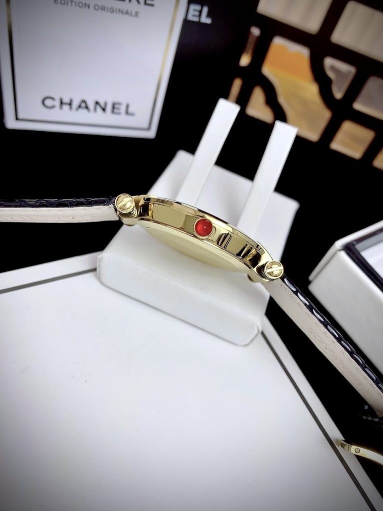 Đồng hồ Versace siêu cấp là một lựa chọn tuyệt vời cho những người phụ nữ muốn kết hợp giữa phong cách và chất lượng. Với thiết kế độc đáo và cá tính, cùng với chất liệu và công nghệ Thụy Sĩ, nó thực sự là một món phụ kiện đẹp mắt và đáng giá.

Việc chọn một chiếc đồng hồ chế tác không chỉ là về việc xem giờ mà còn là về phong cách và cảm nhận cá nhân.  Việc chọn mua một món đồ như đồng hồ có thể là một quyết định khá quan trọng. Nếu có bất kỳ thắc mắc nào hoặc cần thêm thông tin, bạn có thể liên hệ trực tiếp với đội ngũ DWatch để được tư vấn và hỗ trợ chi tiết hơn.

Chúc bạn tìm được một chiếc đồng hồ ưng ý và phản ánh đúng phong cách và cá nhân của mình!