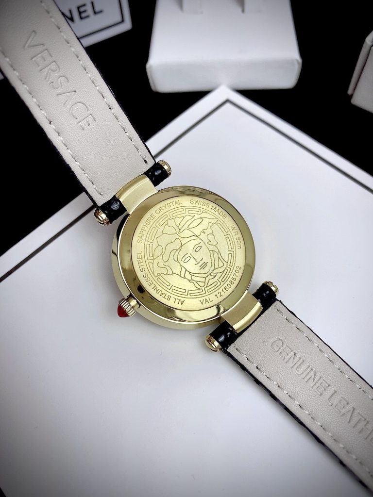 Đồng hồ Versace siêu cấp là một lựa chọn tuyệt vời cho những người phụ nữ muốn kết hợp giữa phong cách và chất lượng. Với thiết kế độc đáo và cá tính, cùng với chất liệu và công nghệ Thụy Sĩ, nó thực sự là một món phụ kiện đẹp mắt và đáng giá.

Việc chọn một chiếc đồng hồ chế tác không chỉ là về việc xem giờ mà còn là về phong cách và cảm nhận cá nhân.  Việc chọn mua một món đồ như đồng hồ có thể là một quyết định khá quan trọng. Nếu có bất kỳ thắc mắc nào hoặc cần thêm thông tin, bạn có thể liên hệ trực tiếp với đội ngũ DWatch để được tư vấn và hỗ trợ chi tiết hơn.

Chúc bạn tìm được một chiếc đồng hồ ưng ý và phản ánh đúng phong cách và cá nhân của mình!