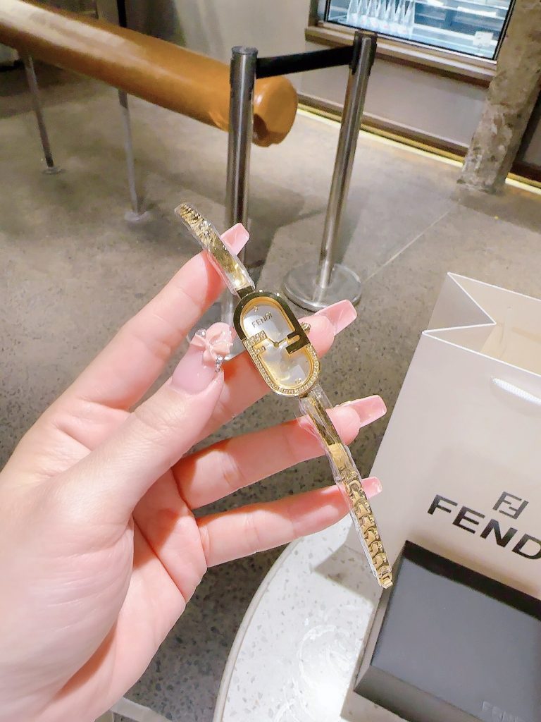 Đồng hồ Fendi Vertical nữ màu vàng Gold đính đá Like Auth 15x30mm