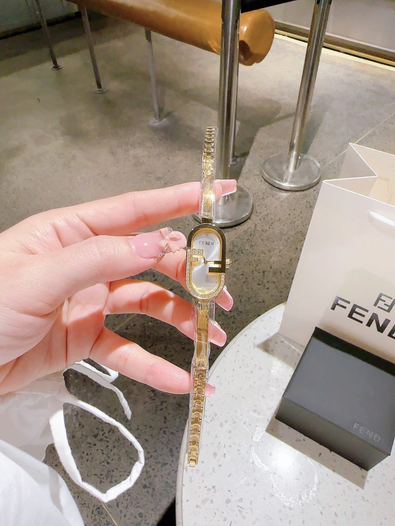 Đồng hồ Fendi Vertical nữ màu vàng Gold đính đá Like Auth 15x30mm