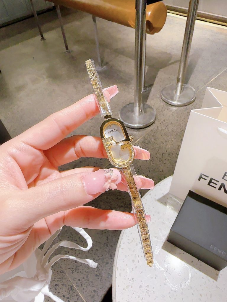 Đồng hồ Fendi Vertical nữ màu vàng Gold đính đá Like Auth 15x30mm