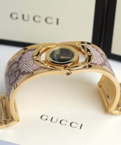 Đồng hồ Gucci nữ dạng lắc tay màu vàng sang trọng mặt đen (2)