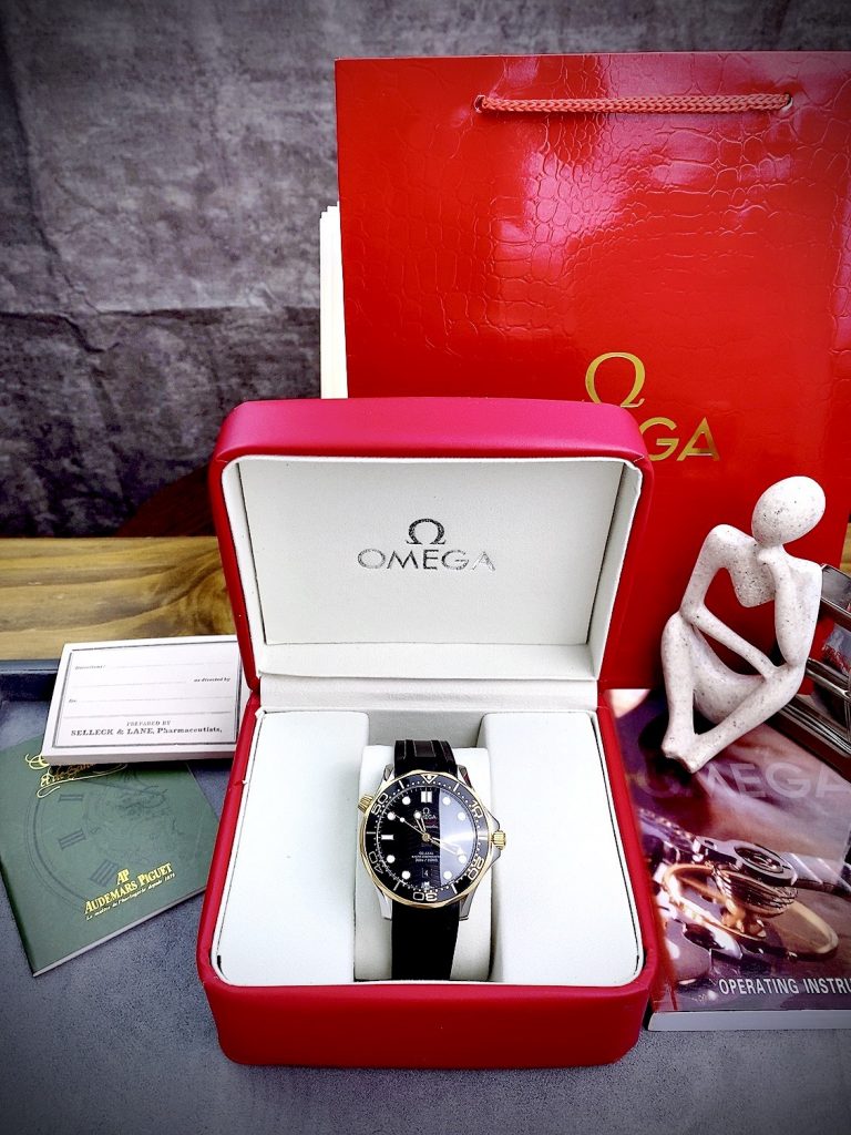 Đồng hồ Omega Seamaster nam dây cao su màu đen