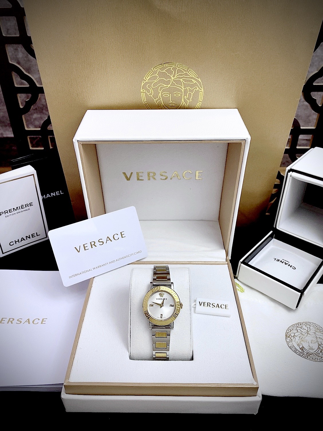 Đồng hồ Versace Petit nữ dây kim loại VE6M00622 Like Auth 28mm (2) Đồng hồ Versace Petit nữ dây kim loại VE6M00622 Like Auth 28mm
