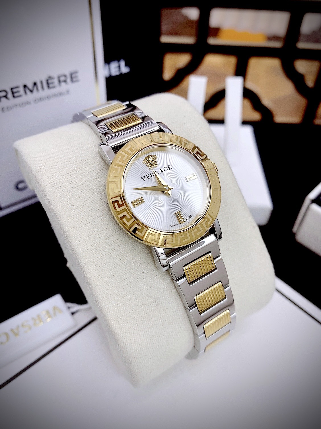 Đồng hồ Versace Petit nữ dây kim loại VE6M00622 Like Auth 28mm (3) Đồng hồ Versace Petit nữ dây kim loại VE6M00622 Like Auth 28mm