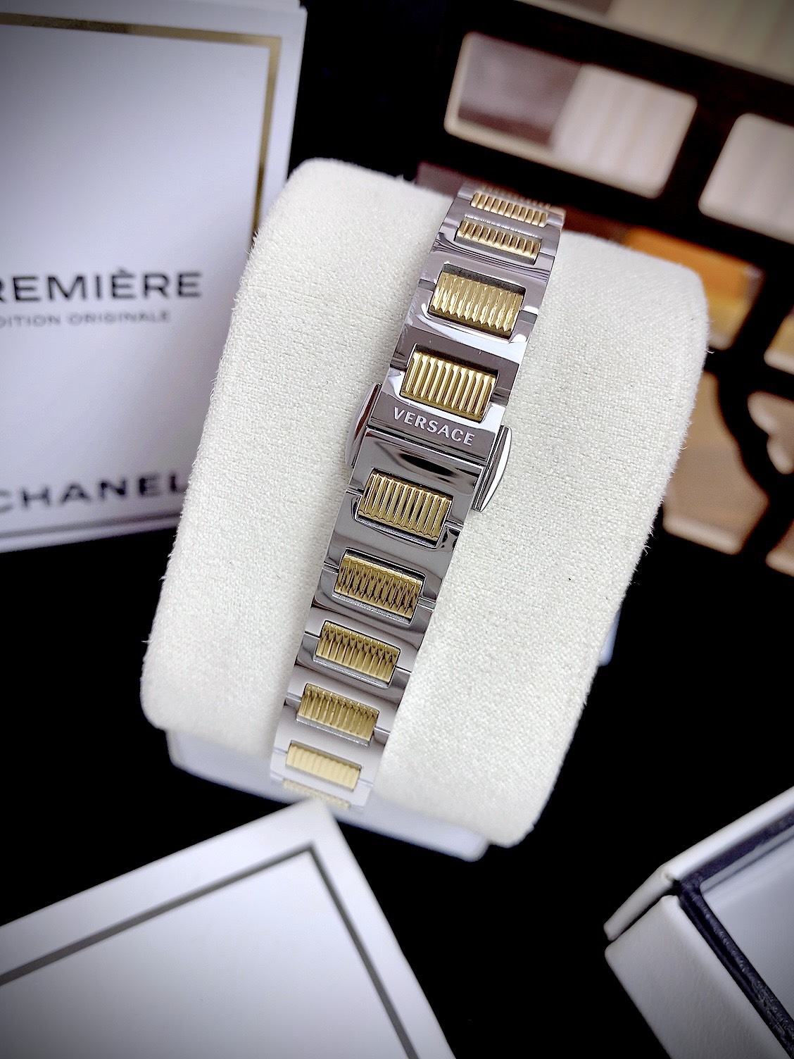 Đồng hồ Versace Petit nữ dây kim loại VE6M00622 Like Auth 28mm (4) Đồng hồ Versace Petit nữ dây kim loại VE6M00622 Like Auth 28mm