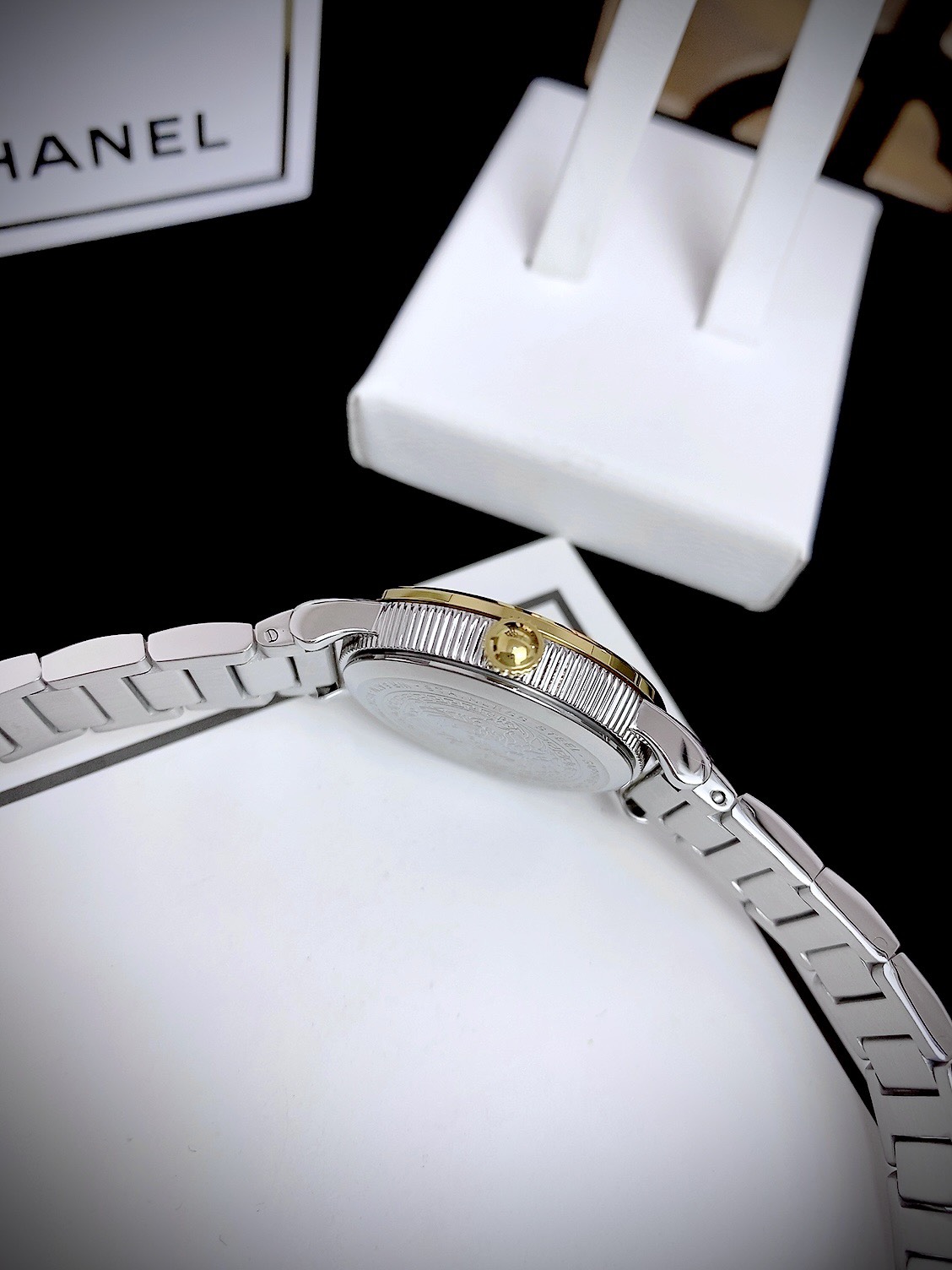 Đồng hồ Versace Petit nữ dây kim loại VE6M00622 Like Auth 28mm (5) Đồng hồ Versace Petit nữ dây kim loại VE6M00622 Like Auth 28mm