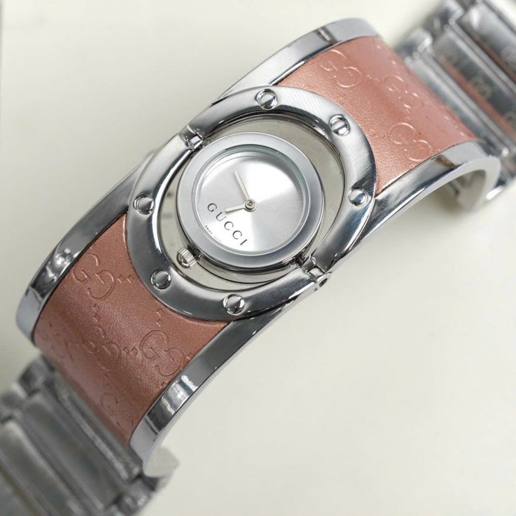 Đồng hồ nữ Gucci Fake cao cấp màu hồng dạng lắc tay 23 (4)