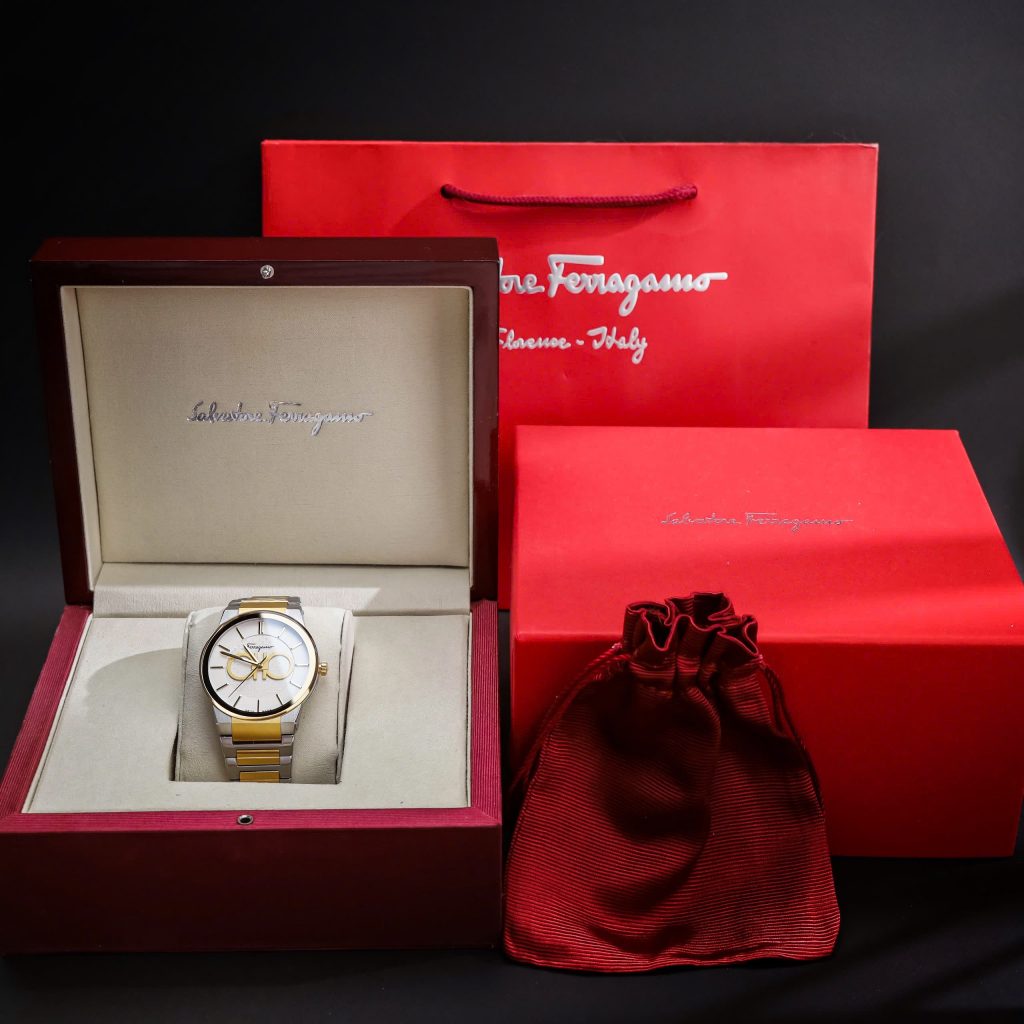 Bảo Hành 12 Tháng Lỗi 1 Đổi 1 Trong 7 Ngày Hỗ Trợ Bảo Hành Sản Phẩm Trọn Đời Miễn Phí Giao Hàng Toàn Quốc Nhận Hàng Kiểm Tra Trước Khi Thanh Toán Thông số – Đồng hồ Salvatore Ferragamo GANCINI Đường kính : 41mm Dây Đeo : Dây kim loại Bộ máy : Quartz Thụy Sĩ Mặt kính : Sapphire chống xướcChức năng :Giờ – Phút – Ngày Chronograph Chống Nước: 5ATM
