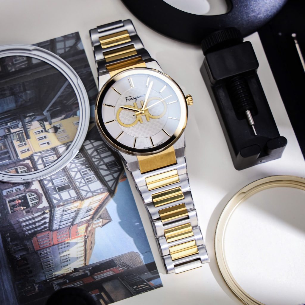 Bảo Hành 12 Tháng Lỗi 1 Đổi 1 Trong 7 Ngày Hỗ Trợ Bảo Hành Sản Phẩm Trọn Đời Miễn Phí Giao Hàng Toàn Quốc Nhận Hàng Kiểm Tra Trước Khi Thanh Toán Thông số – Đồng hồ Salvatore Ferragamo GANCINI Đường kính : 41mm Dây Đeo : Dây kim loại Bộ máy : Quartz Thụy Sĩ Mặt kính : Sapphire chống xướcChức năng :Giờ – Phút – Ngày Chronograph Chống Nước: 5ATM