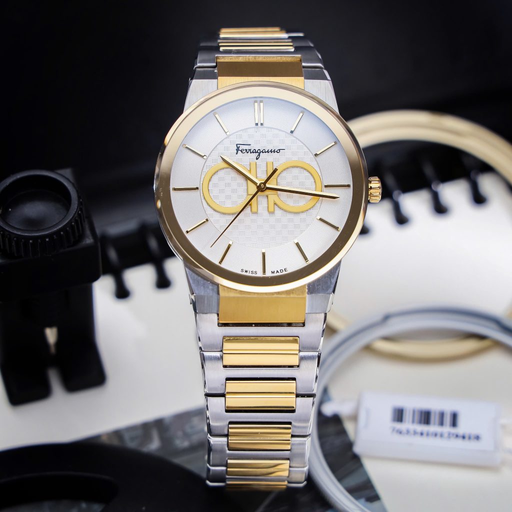 Bảo Hành 12 Tháng Lỗi 1 Đổi 1 Trong 7 Ngày Hỗ Trợ Bảo Hành Sản Phẩm Trọn Đời Miễn Phí Giao Hàng Toàn Quốc Nhận Hàng Kiểm Tra Trước Khi Thanh Toán Thông số – Đồng hồ Salvatore Ferragamo GANCINI Đường kính : 41mm Dây Đeo : Dây kim loại Bộ máy : Quartz Thụy Sĩ Mặt kính : Sapphire chống xướcChức năng :Giờ – Phút – Ngày Chronograph Chống Nước: 5ATM