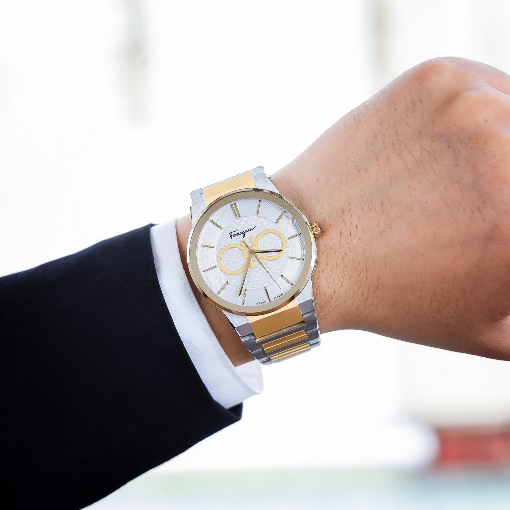 Bảo Hành 12 Tháng Lỗi 1 Đổi 1 Trong 7 Ngày Hỗ Trợ Bảo Hành Sản Phẩm Trọn Đời Miễn Phí Giao Hàng Toàn Quốc Nhận Hàng Kiểm Tra Trước Khi Thanh Toán Thông số – Đồng hồ Salvatore Ferragamo GANCINI Đường kính : 41mm Dây Đeo : Dây kim loại Bộ máy : Quartz Thụy Sĩ Mặt kính : Sapphire chống xướcChức năng :Giờ – Phút – Ngày Chronograph Chống Nước: 5ATM