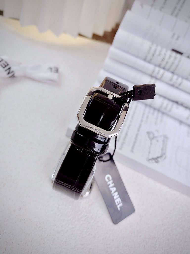 Đồng hồ nữ Chanel boy's friend dây da đính đá siêu cấp 28x32mm (1)